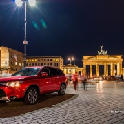 Mitsubishi Outlander vor Brandenburger Tor in Berlin