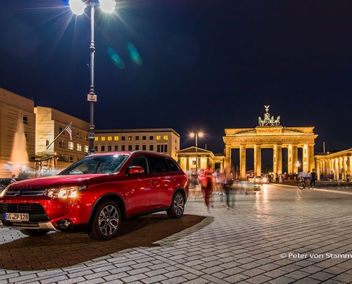 Mitsubishi Outlander vor Brandenburger Tor in Berlin