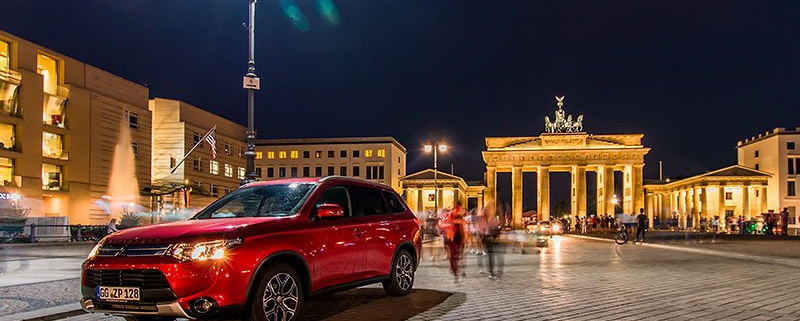 Mitsubishi Outlander vor Brandenburger Tor in Berlin