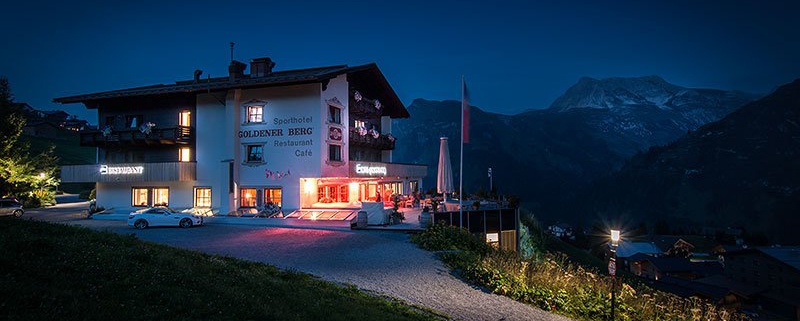 Lech Hotel Goldener Berg abends