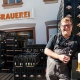 Brauerei Sebastian "Basti" Degen vor der Brauerei Monstein