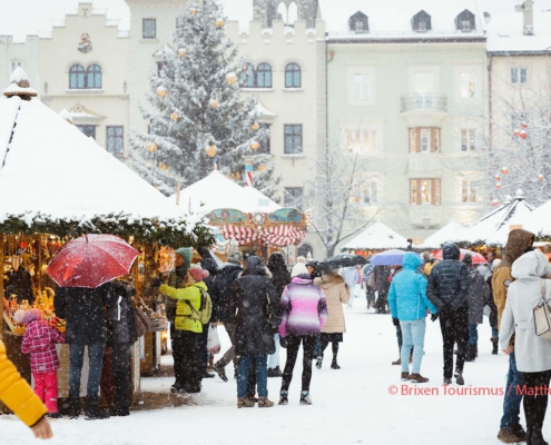 Mit Schnee ist der Weihnachtsmarkt in Brixen besonders schön