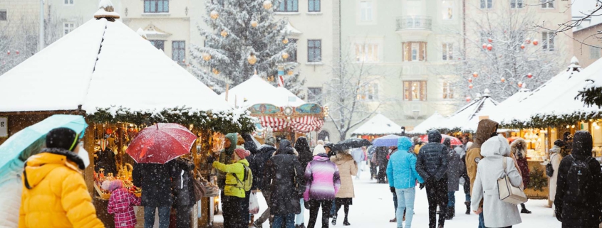 Mit Schnee ist der Weihnachtsmarkt in Brixen besonders schön