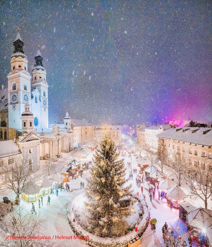 Winterlich verschneiter Weihnachtsmarkt in Brixel / Südtirol