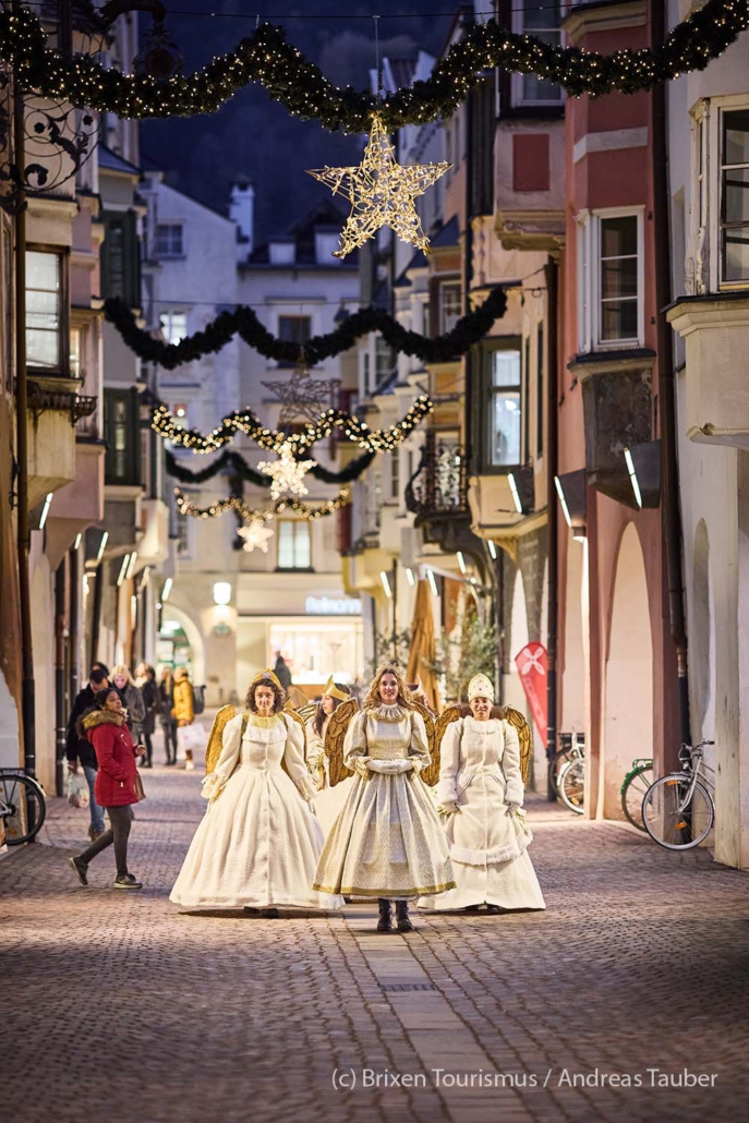 Drei Weihnachtsengel auf dem Weg zum Weihnachtsmarkt in Brixen